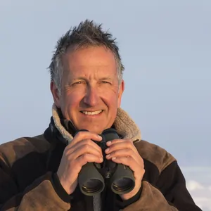 Mark carwardine author of rspb how to photograph garden birds